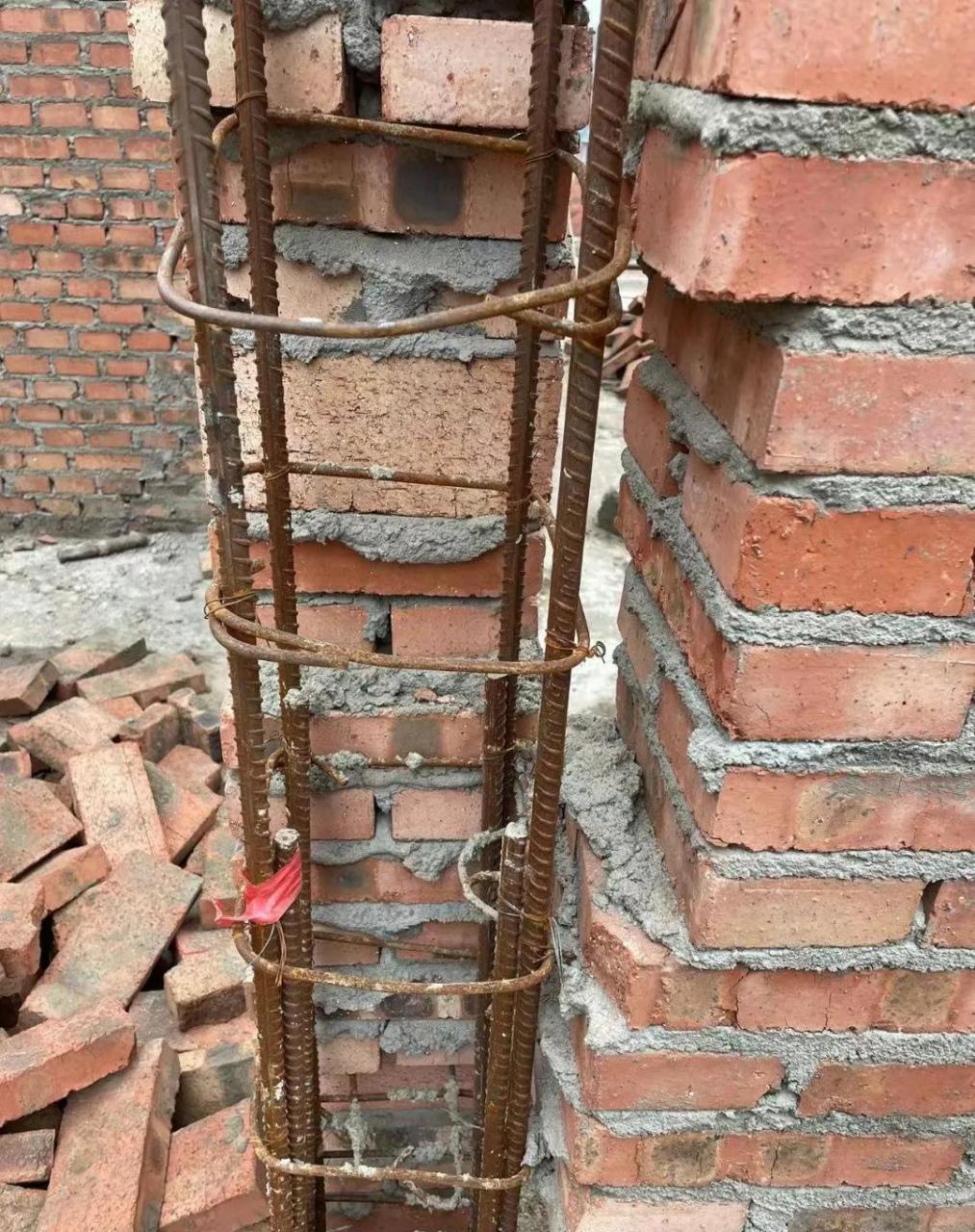 看看这马牙槎 再看看这箍筋 ​这就是便宜施工队的水平 所以不要只