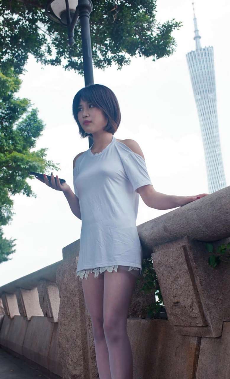 短发灰丝的美女街拍!