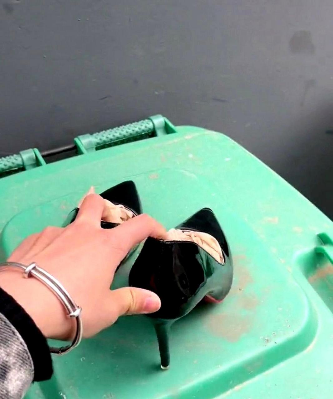 这些好看的高跟鞋和丝袜,为什么要扔掉呢?真是太可惜了!