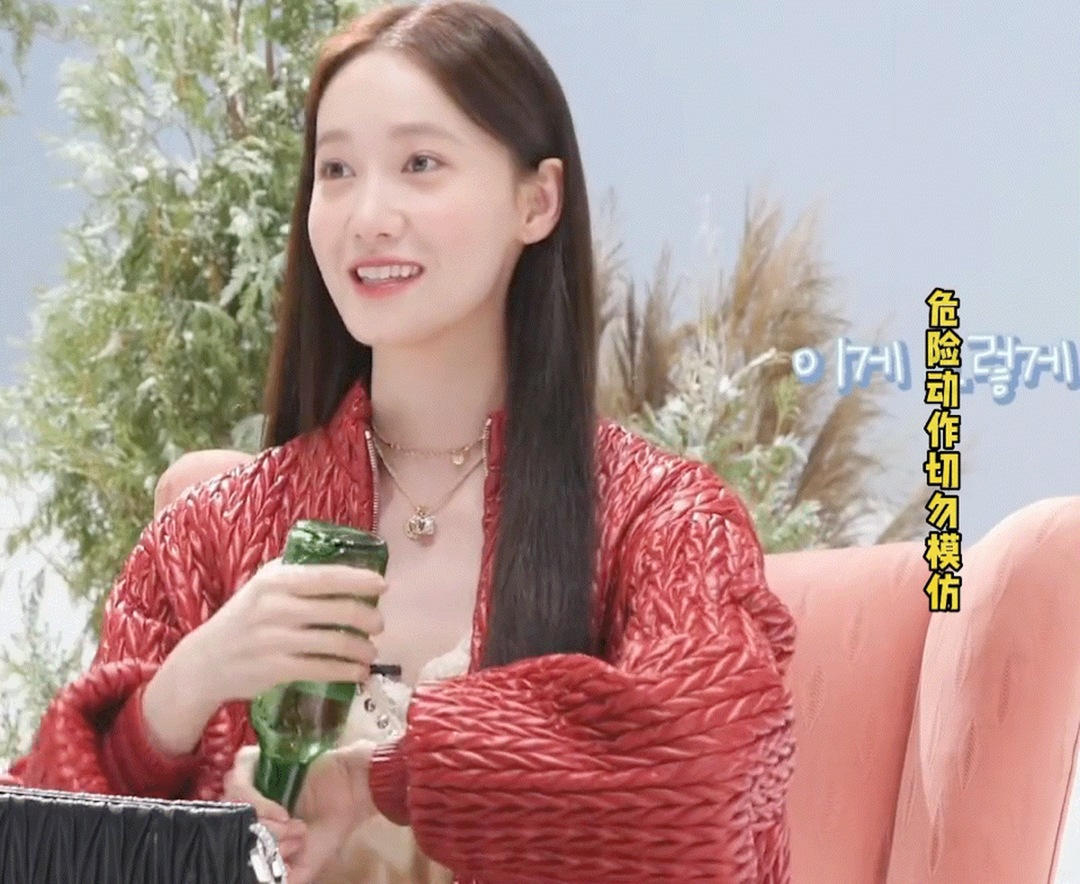 没想到林允儿"单手开瓶盖",到哪里都需要秀一下,这难道很厉害吗?