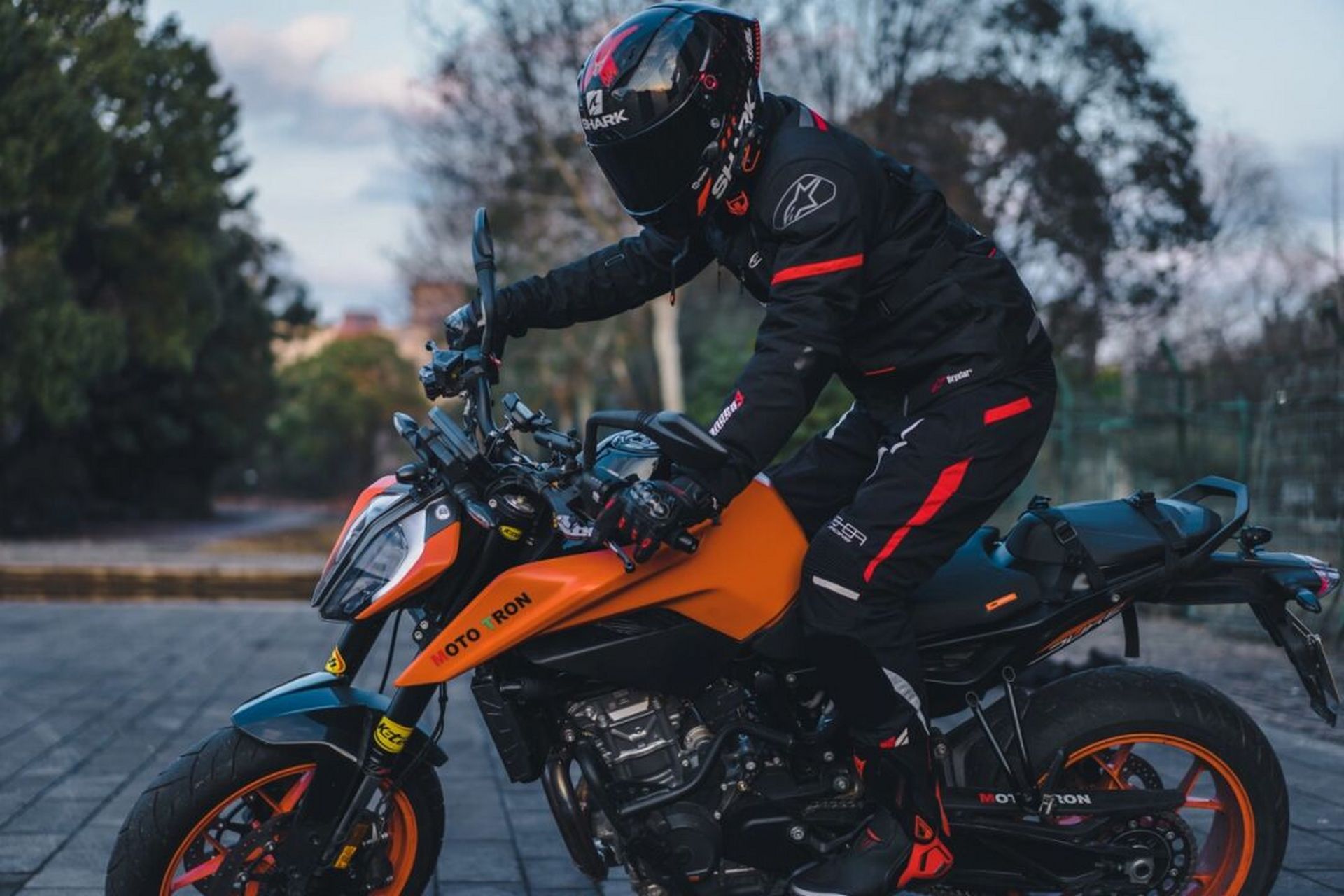 地点:上海宝山某园区 拍摄:我 车型:川崎z900 骑士:好友章校长 总