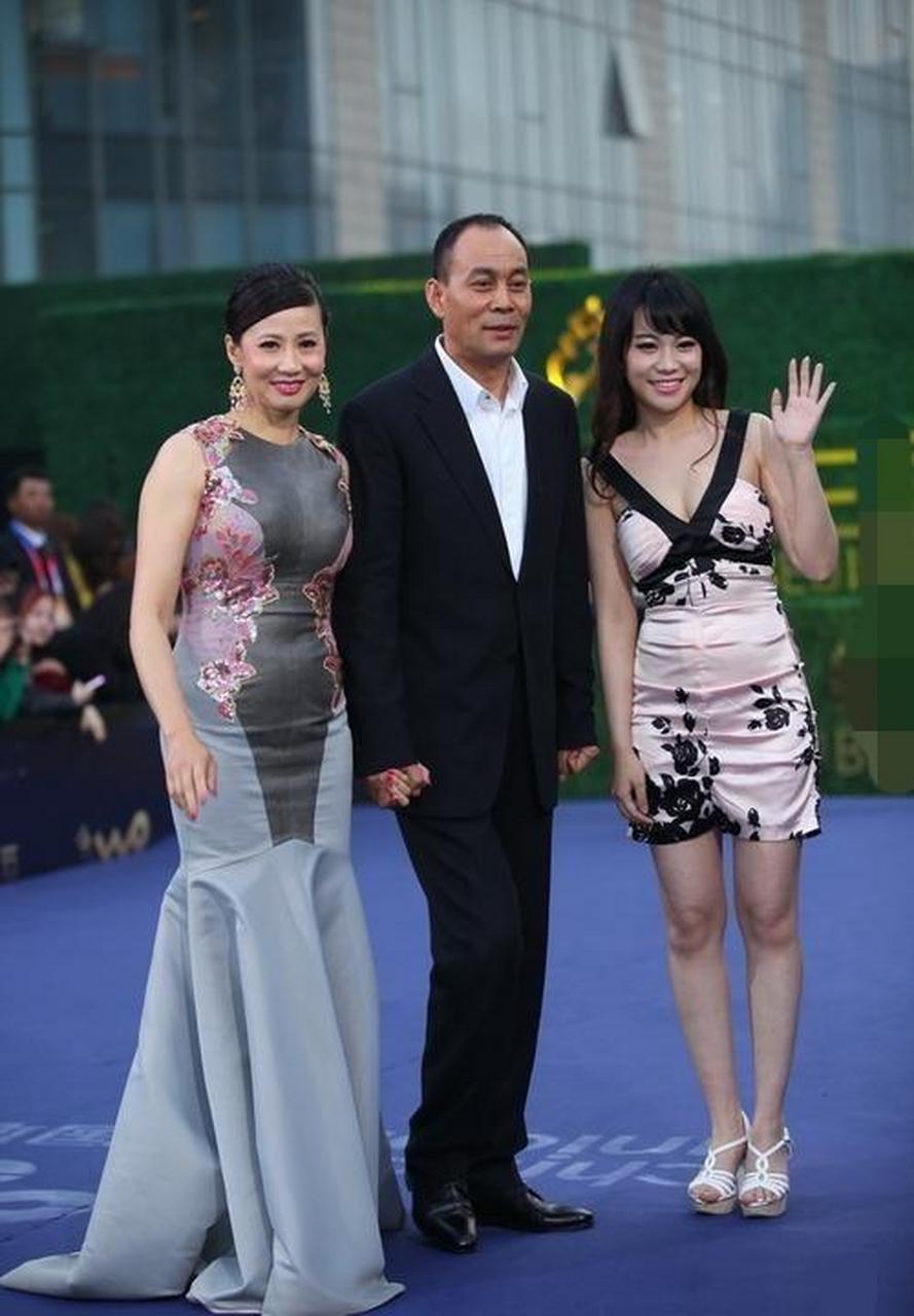 老戏骨张光北一家三口活动现场,女儿张思乐青春靓丽,长得比较像爸爸.