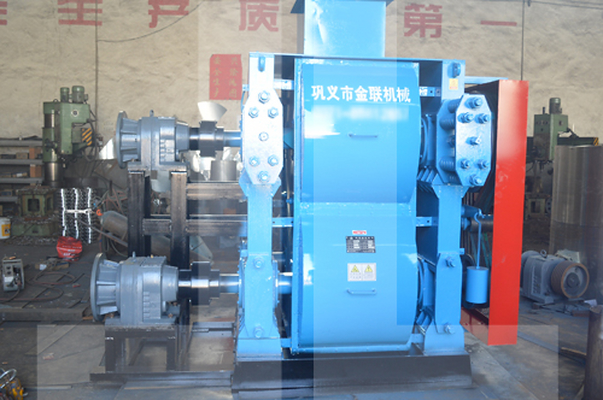 四辊破碎机属于中碎,细碎,超细碎设备,调整上下辊间隙,控制成品物料