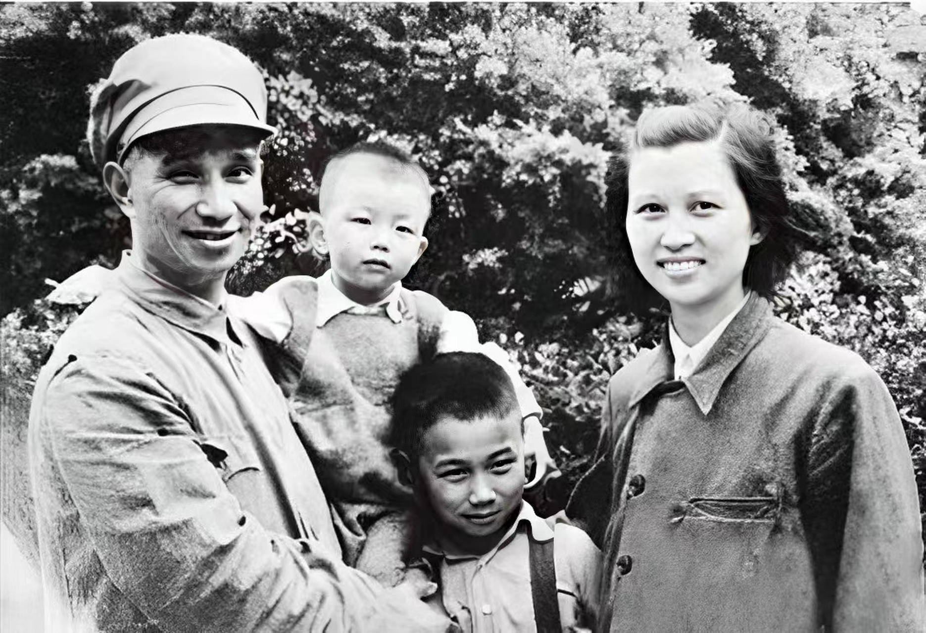 粟裕大将一家人的合影,都是俊男俏女,十分可爱