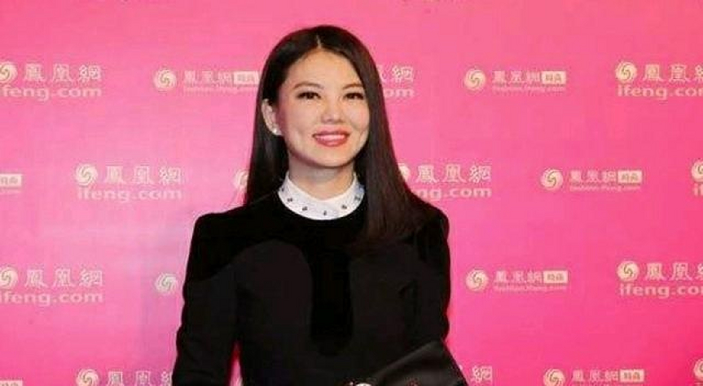李湘作为知名节目主持人,自然也不甘心完全屈居幕后,她还是要时不时露