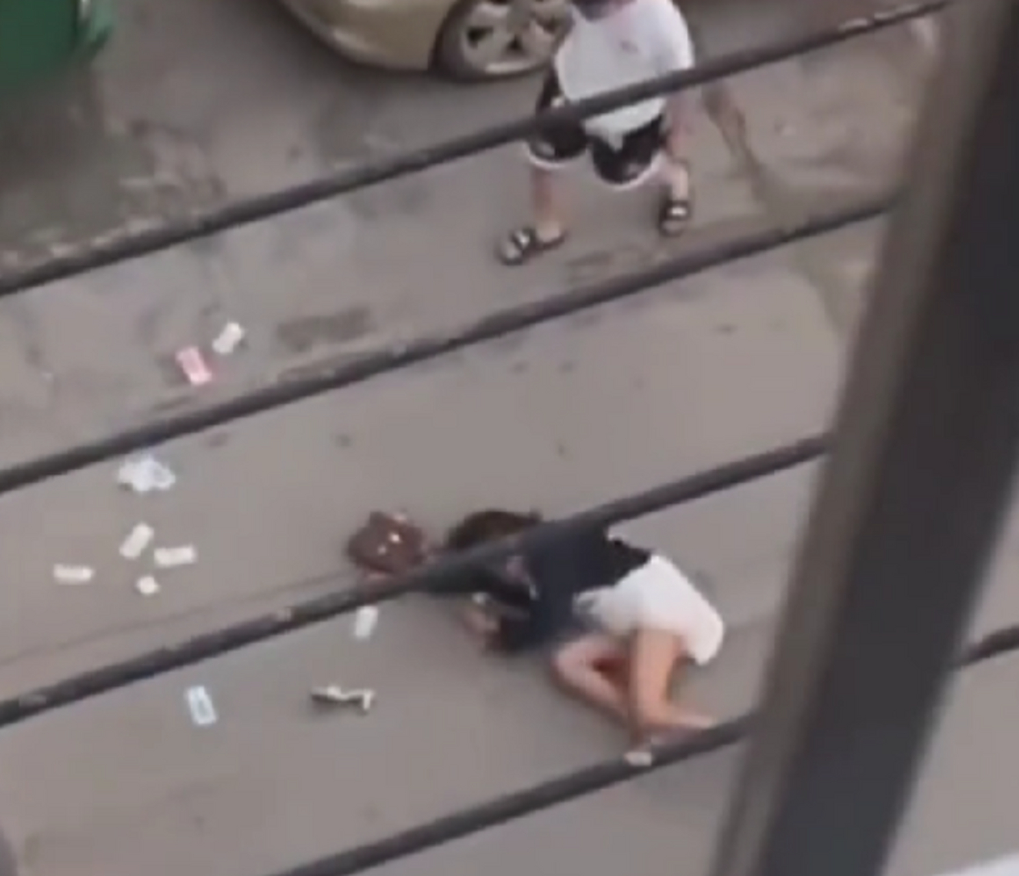 不料男子一把推倒女子, 随后,他扯住女子衣服向后