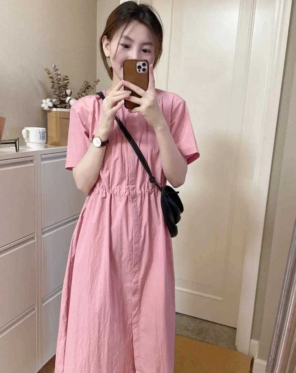 超舒适简单的一条裙子 也是日必不可少的单品