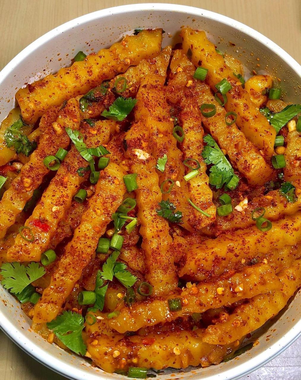 狼牙土豆! 1炸土豆:土豆切好洗去表面淀粉,冷油下锅炸土豆,炸熟捞出,