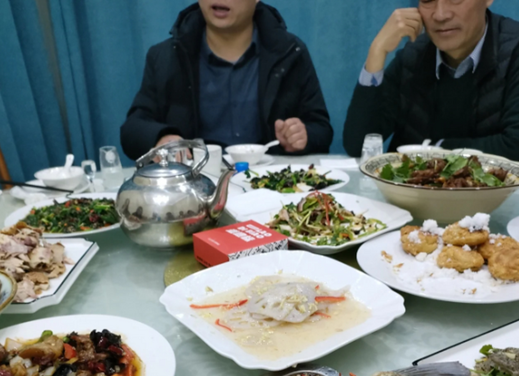 湖南浏阳,一男子即将调任升迁,请8位同事到酒店喝酒庆祝,点菜时将人均