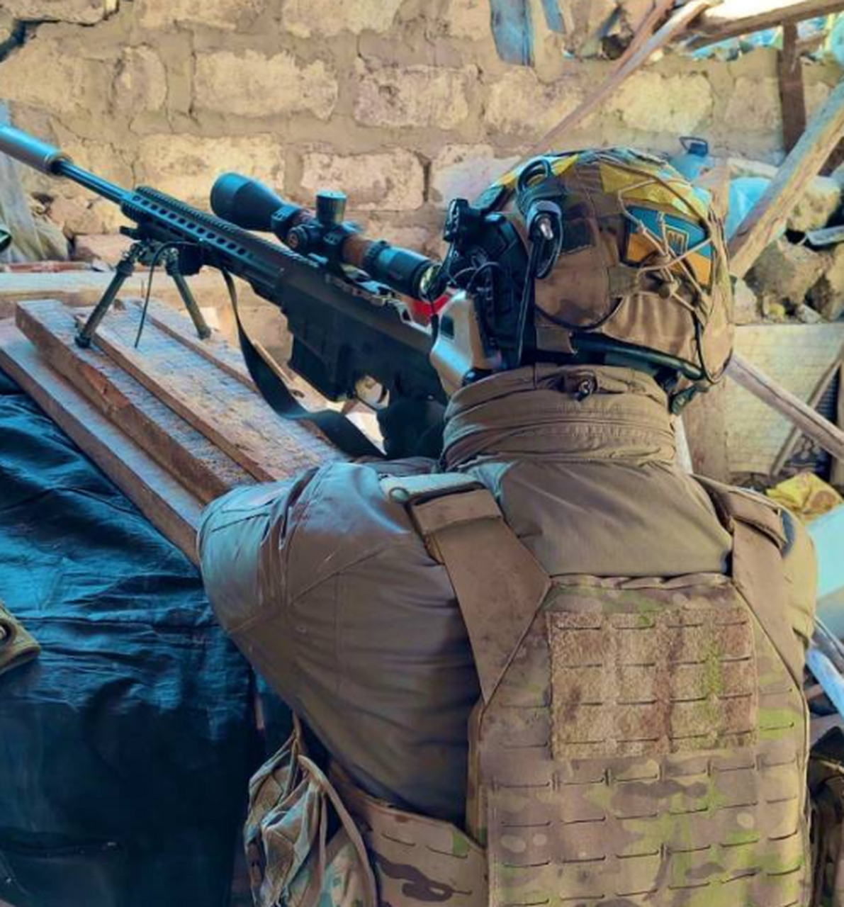 效忠乌克兰武装部队的,台湾省雇佣兵手持狙击枪,隐藏在前线残骸之中.