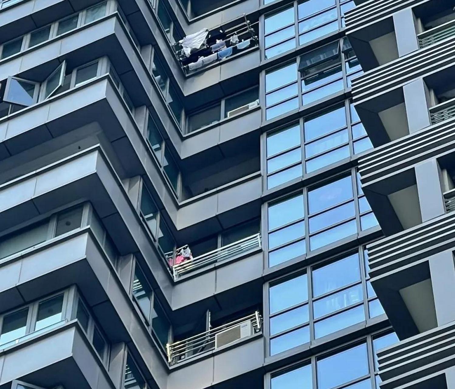 尤其对于高层来说,窗外的晾衣杆不仅是破坏了外立面,破坏了整体的