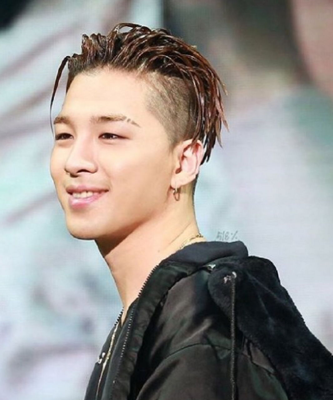 bigbang太阳清空ins,并把头像和背景全换成了黑色!