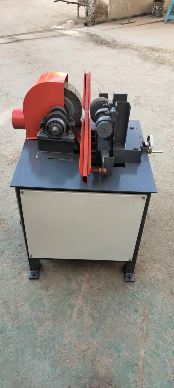 圆棒砂光机是一种木工机械,主要用于对藤木制品(也可以用于有 机玻璃