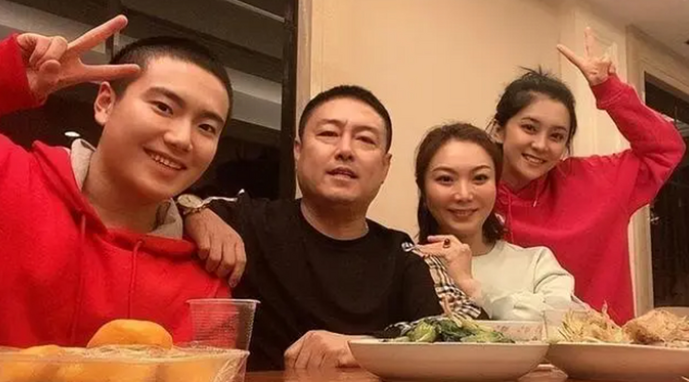 近日,27岁国乒现役主力梁靖崑求婚成功,女友是前妻奚美丽,是位演员,曾