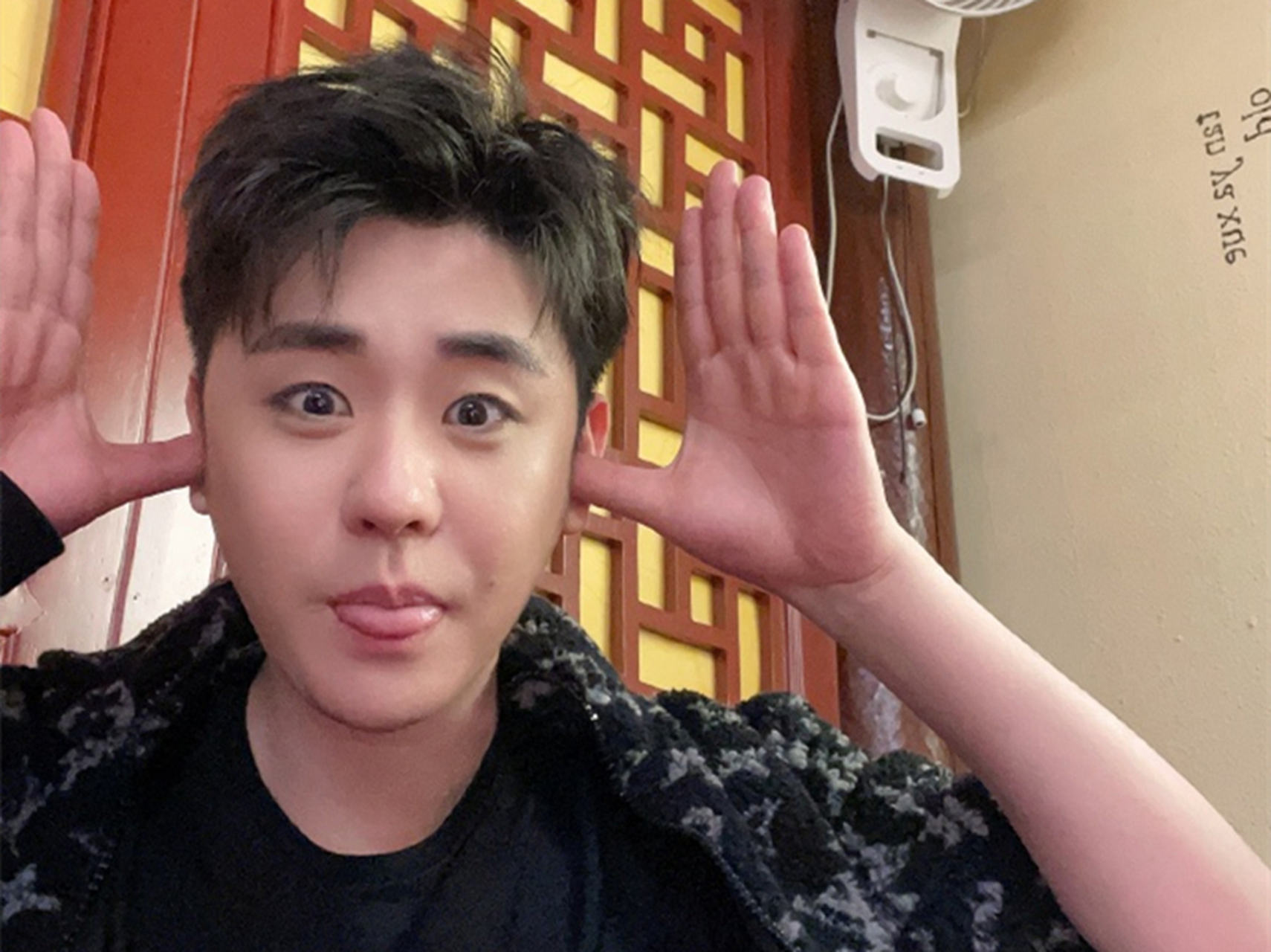 3月12日,德云社张云雷发文,与大哥冯照洋互动引热议.