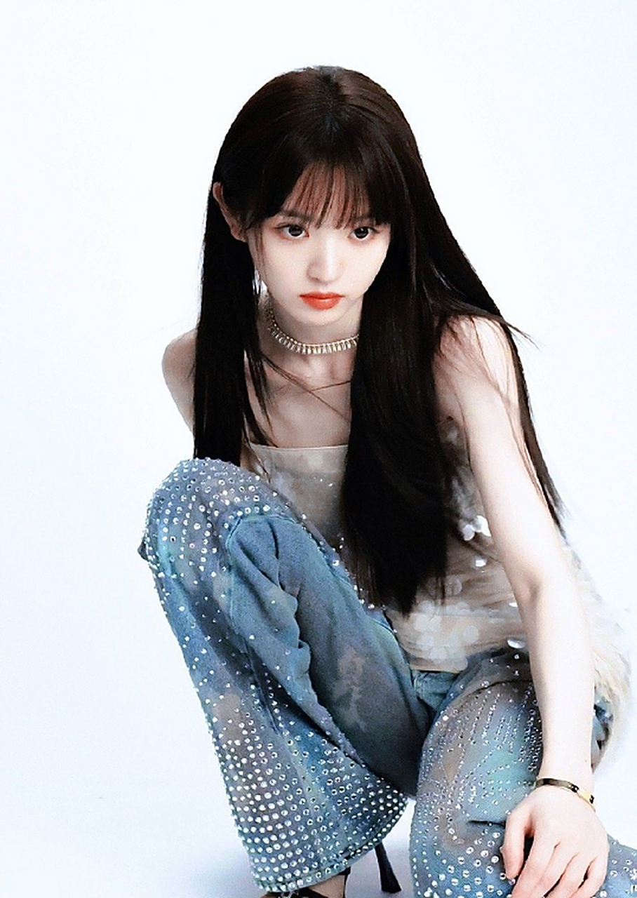 田曦薇恶女风造型,是不是可甜可盐,可温柔可酷飒,风格还是很多变的.