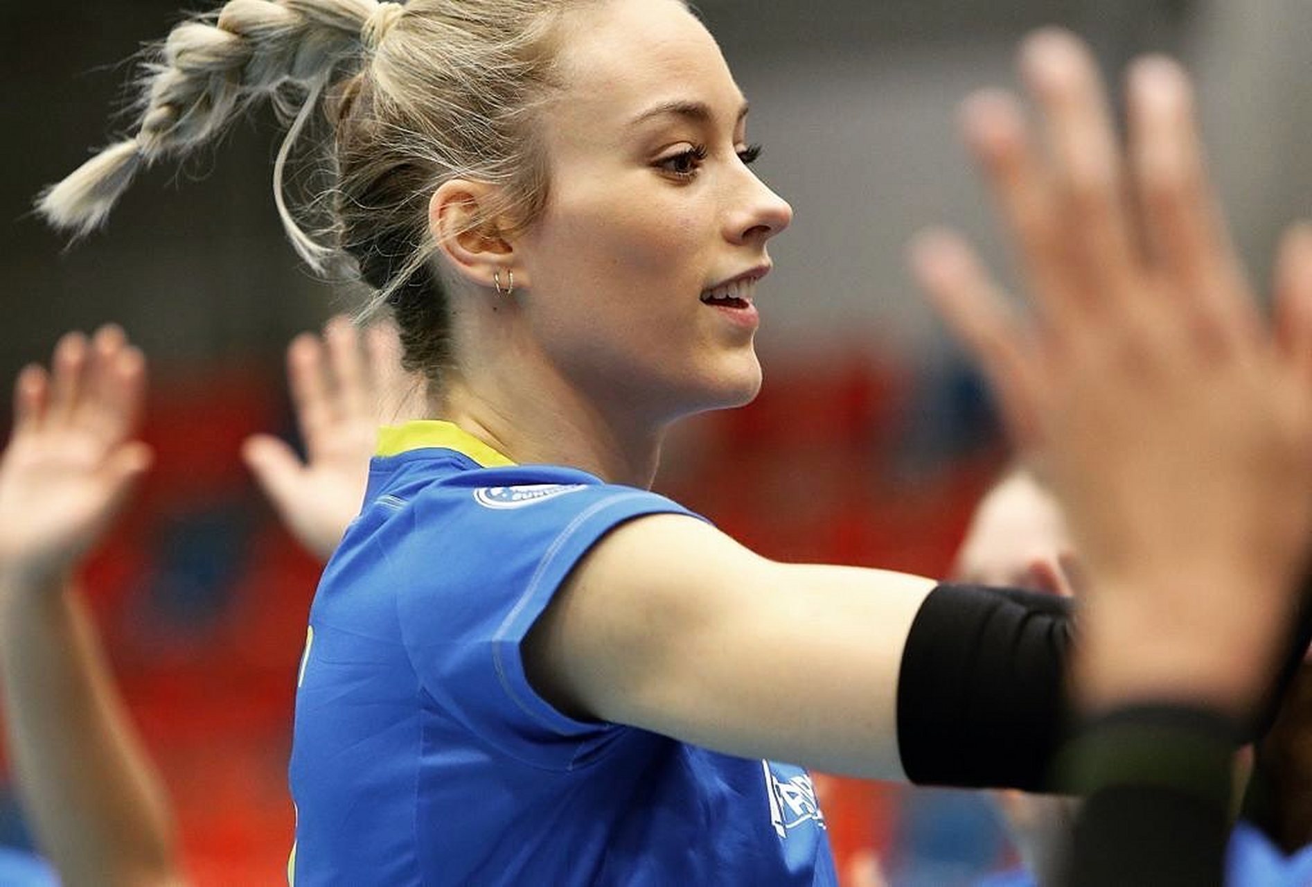 【利普曼转战沙排赛场】  德国女排当家花旦利普曼转战沙排  直言:我