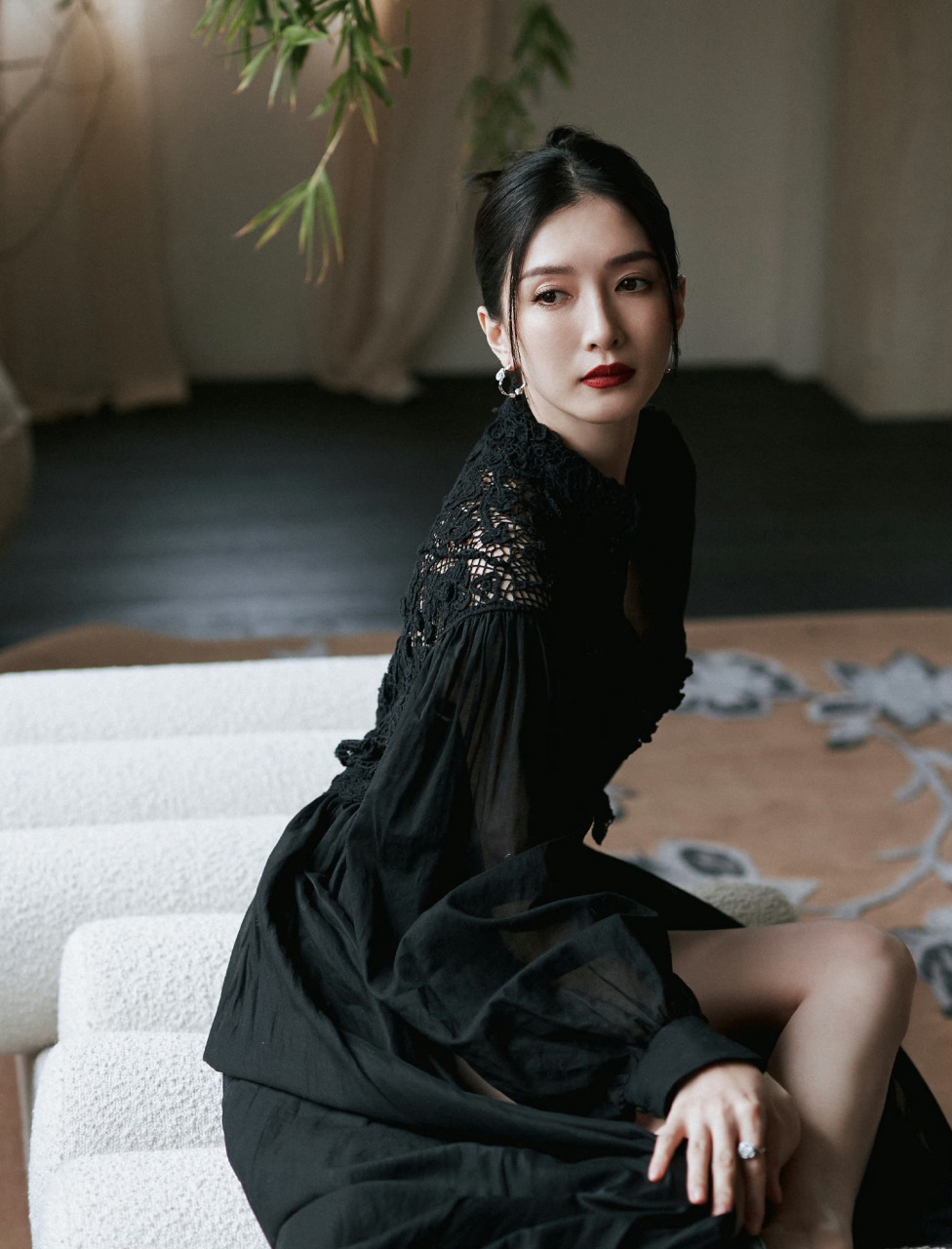 江疏影黑色连衣裙美得好高级