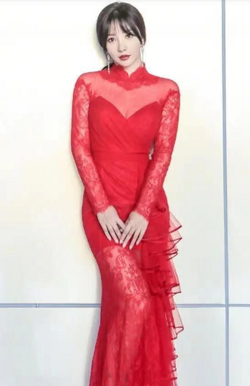 柳岩的身材数一数二,身穿一袭红色蕾丝连衣裙亮相,真是人间尤物,蕾丝