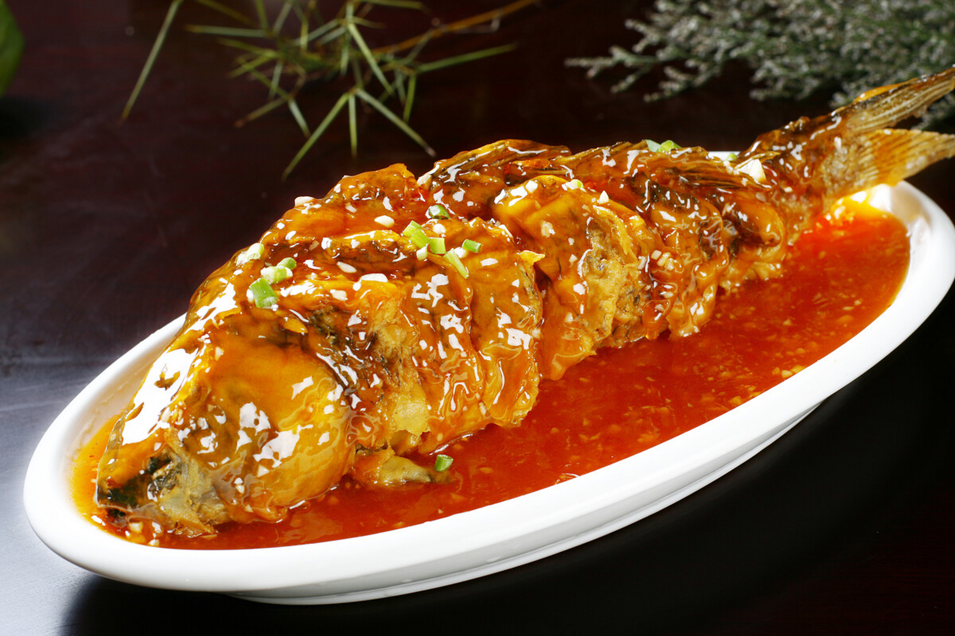 糖醋鲤鱼制作全攻略:外酥里嫩,酸甜可口的美食享受  制作糖醋鲤鱼的