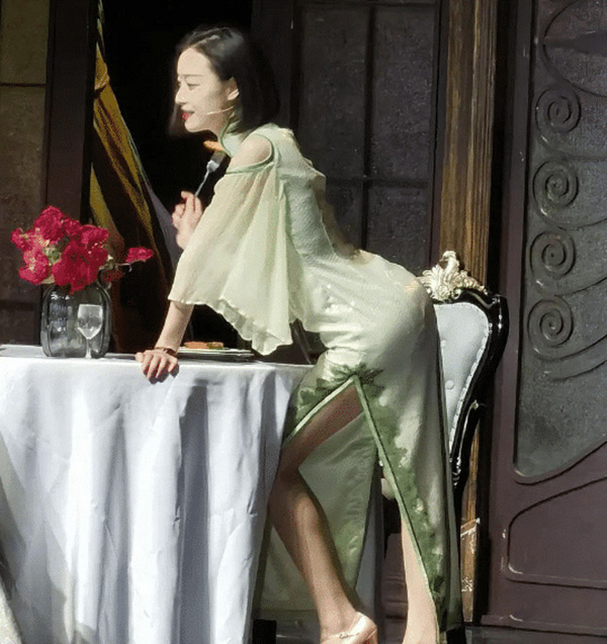 倪妮# 倪妮商演真大胆,穿紫色旗袍留齐肩短发,趴在桌子上表演,尽显好