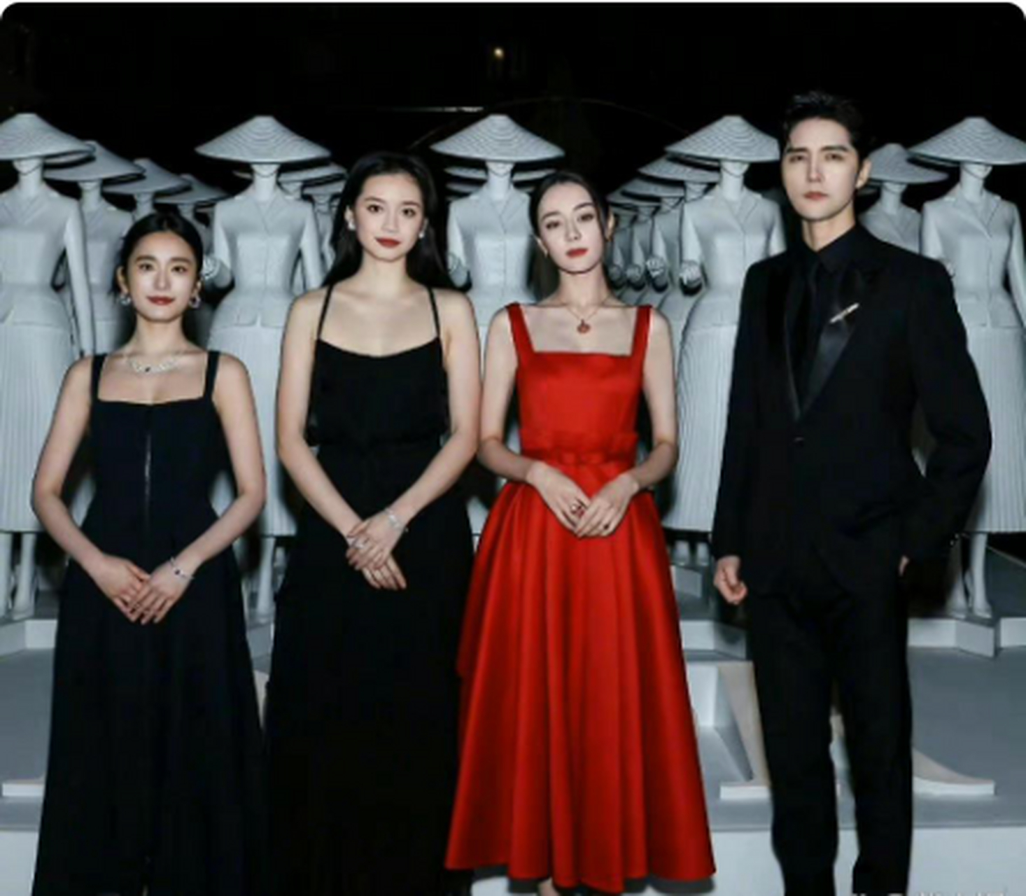 太佩服迪丽热巴了,三张合照竟然换了三张脸,太美了!#迪丽热巴