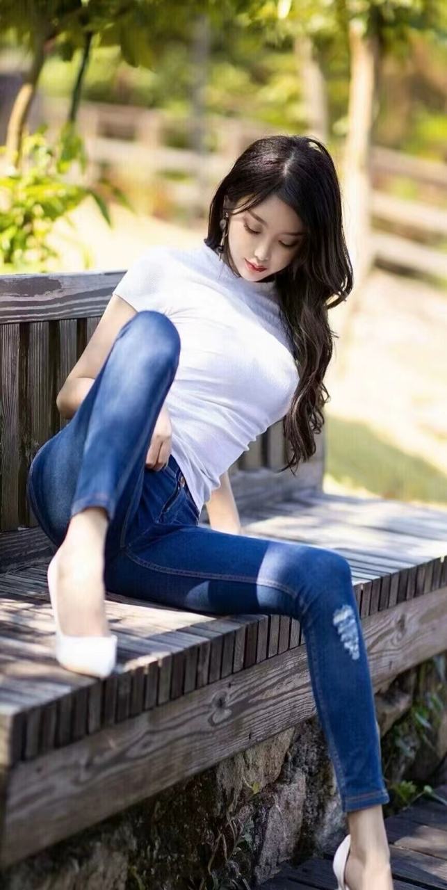 坐姿,在社交场合的坐姿,还是女主持人最标准,最严谨,最淑雅,更是美的
