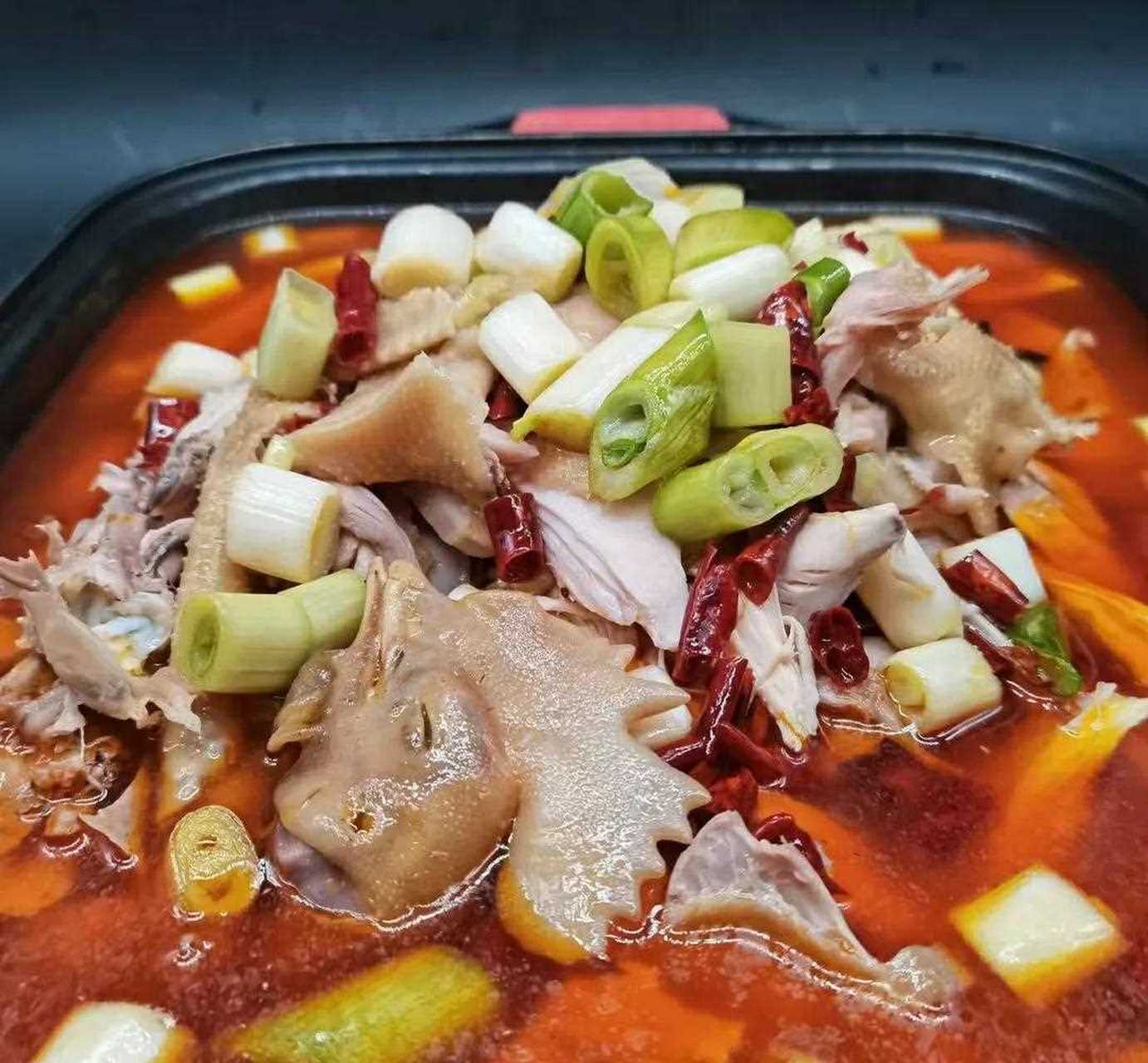 焦香碳锅鸡,回味十足,一份78还送8款涮菜,成本只需要18元!