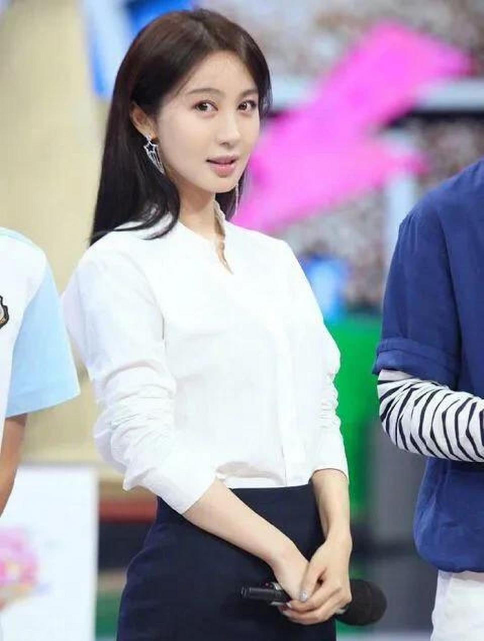 当年,李菲儿曝出angelababy发给黄晓明的暧昧短信:"你到底打算什么