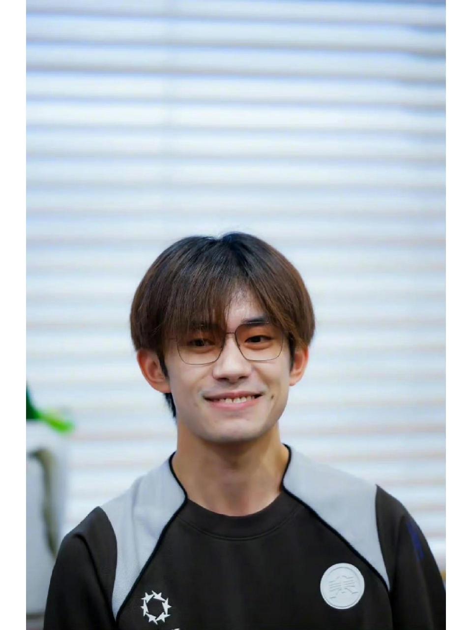 易烊千玺现场生图好帅 素颜怼脸拍毫无压力,状态真不错,期待评委易烊