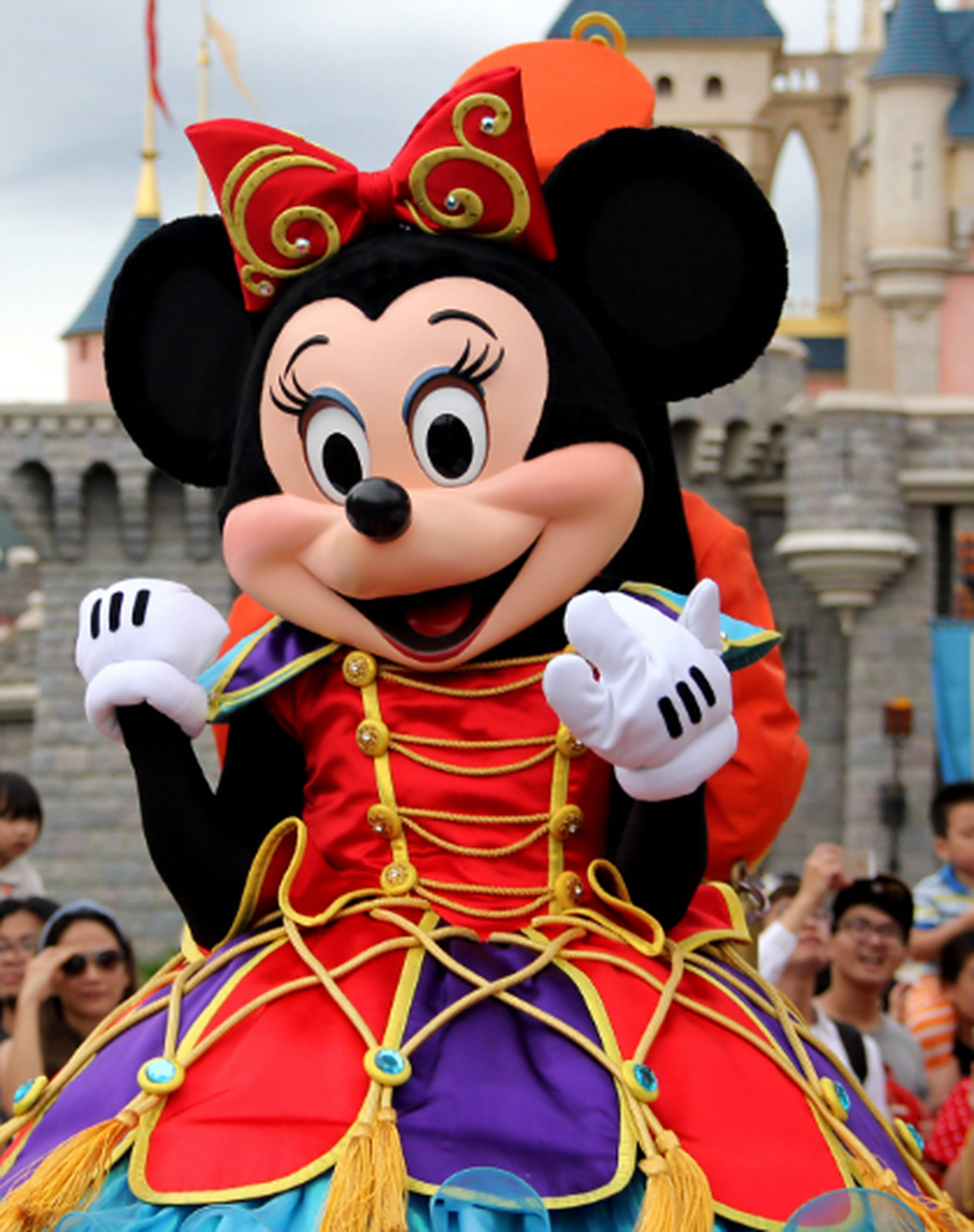 网曝一位带着两个孩子的妈妈在迪士尼被一对情侣插队和谩骂,一男子见