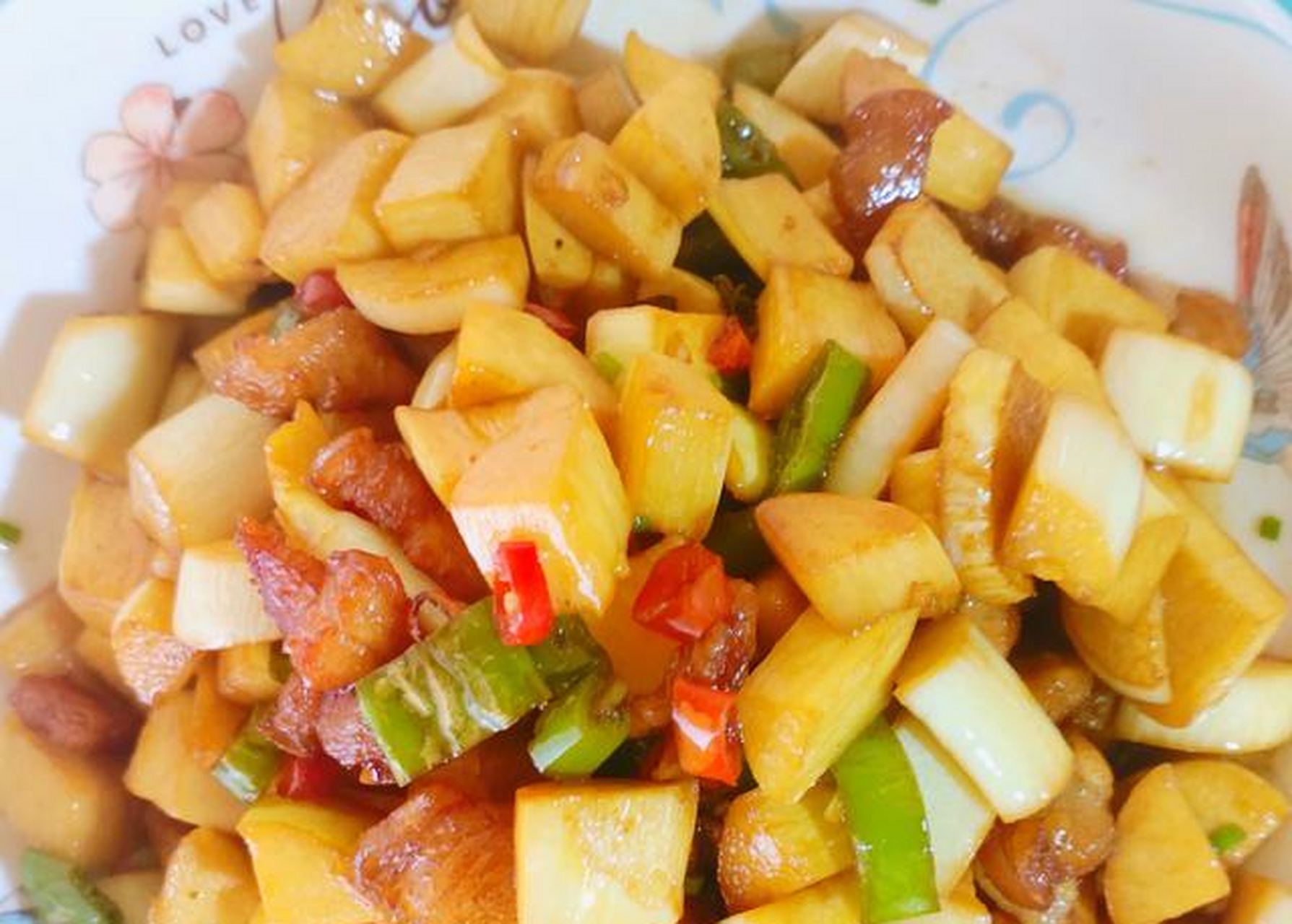 胶笋切丁(切片),五花肉切丁,青红椒切圈,葱,姜,蒜切末备用 .