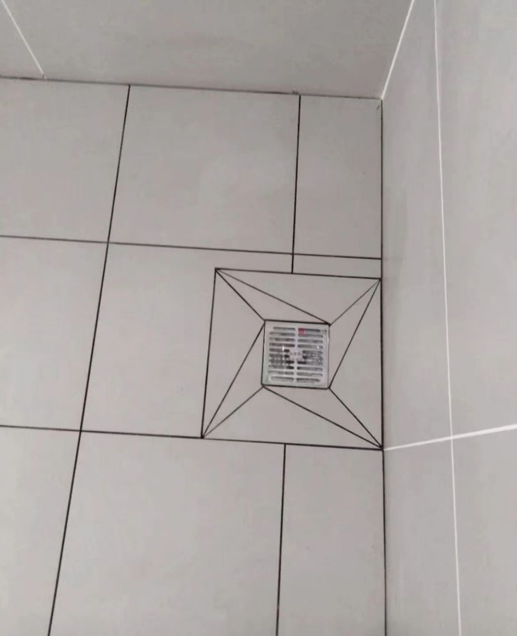 瓦匠说,这个叫做旋风式地漏,不仅好看,下水速度更快喔!