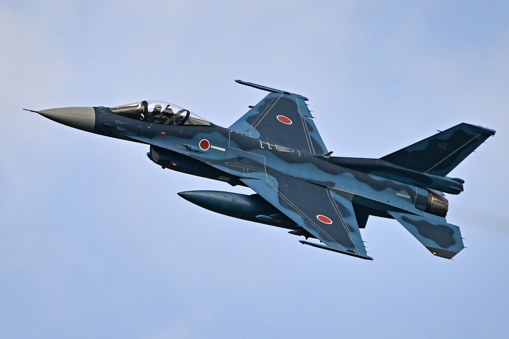 筑城基地空自f2战斗机在即将开放的"航空祭"进行预演.