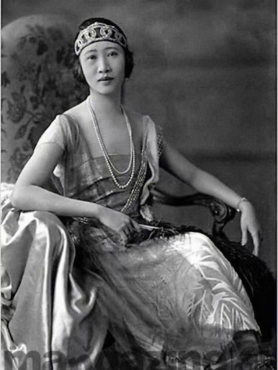 1959年,顾维钧趁着妻子黄惠兰睡着的时候,偷偷溜进了严幼韵的房间,没