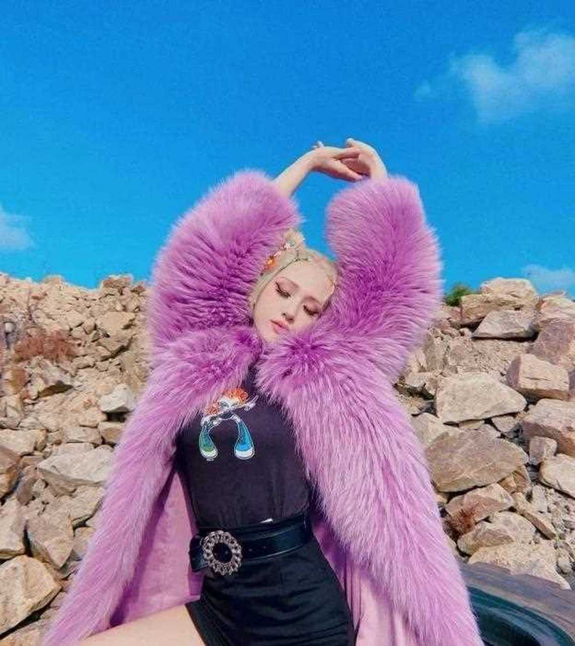 somi一波节日照辣翻[吐舌],图5的爸爸看着像男友~ [鼓掌]