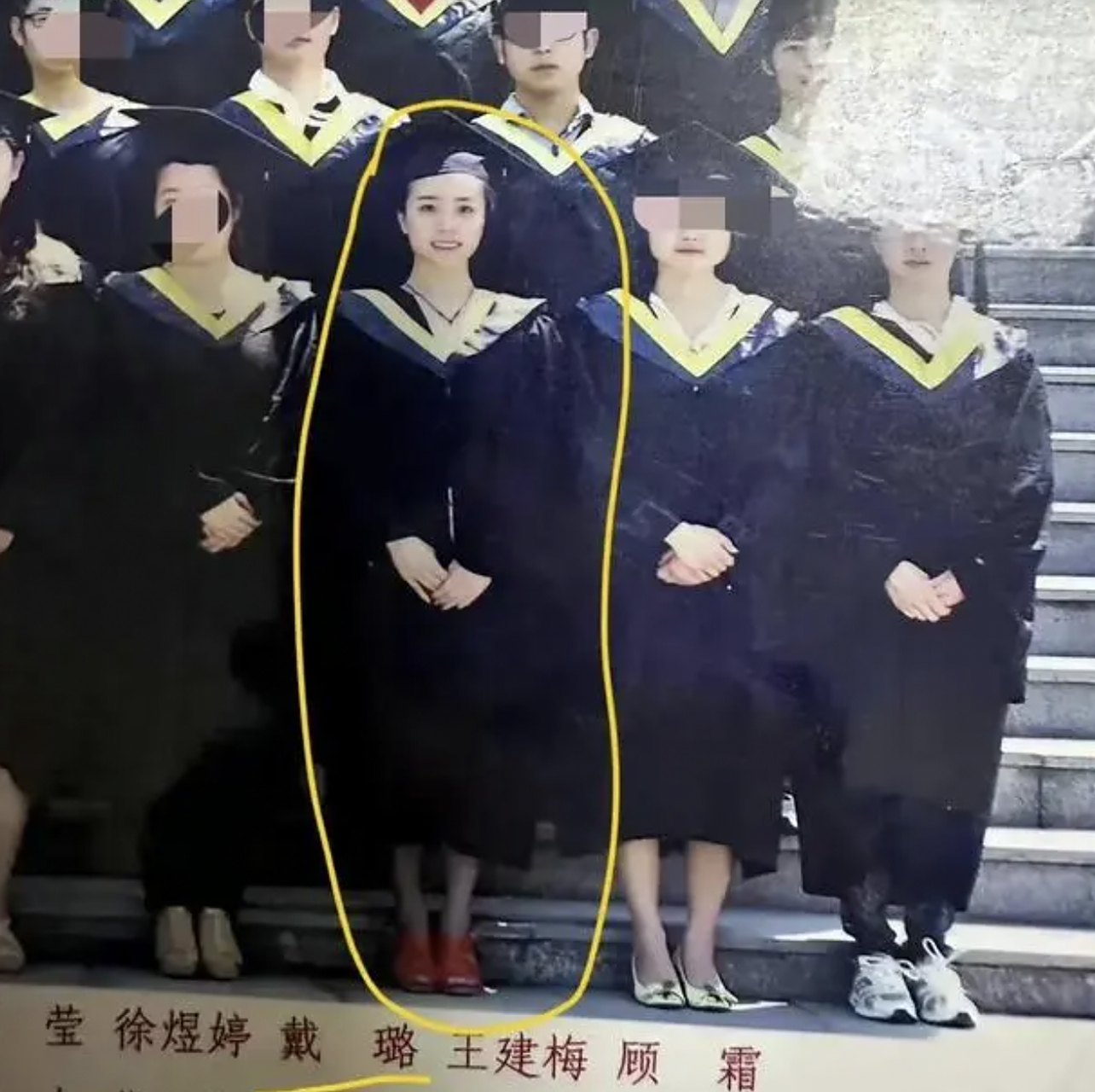 戴璐原本是扬州检察院的一名小科员,不甘现状的她为了一路向上爬,开始