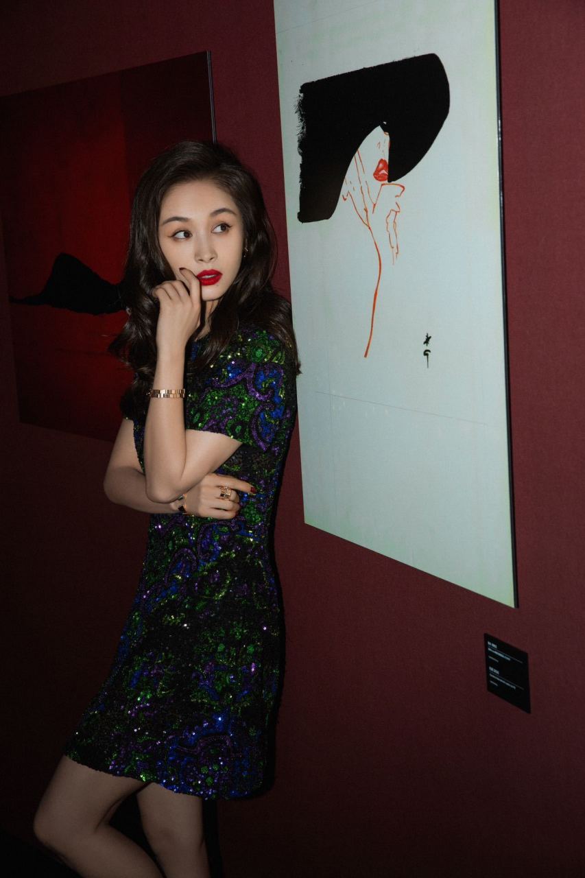 王子文穿dior 2023早秋新装出席迪奥红色情缘展览,以一头波浪卷发搭配