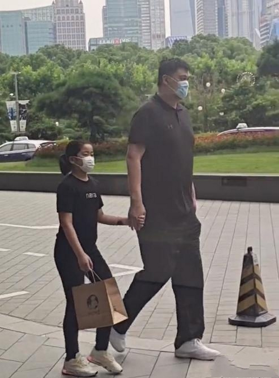 姚明和女儿逛街,11岁女儿身高成焦点 日前有网友拍到姚明和自己十一