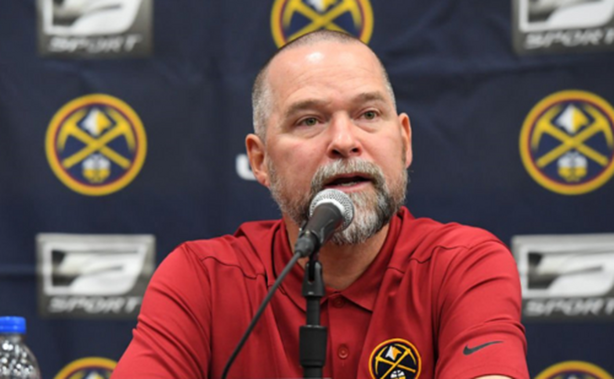 掘金主教练迈克尔-马龙在掘金获得nba总冠军后的演讲中说道:"我甚至不