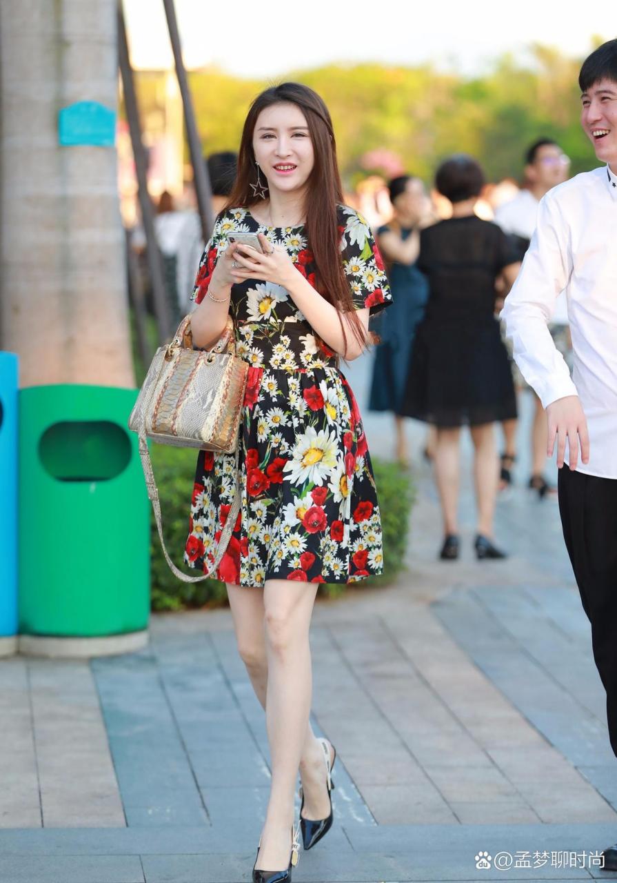 碎花连衣裙配高跟鞋,秀白皙美腿,大方又得体!