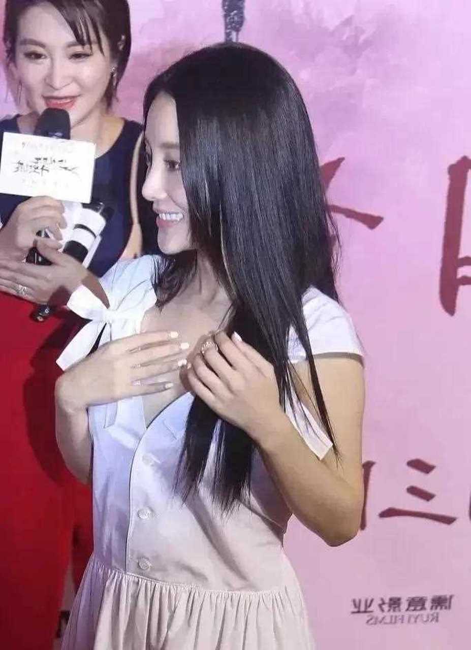 李小璐胸低胸图片