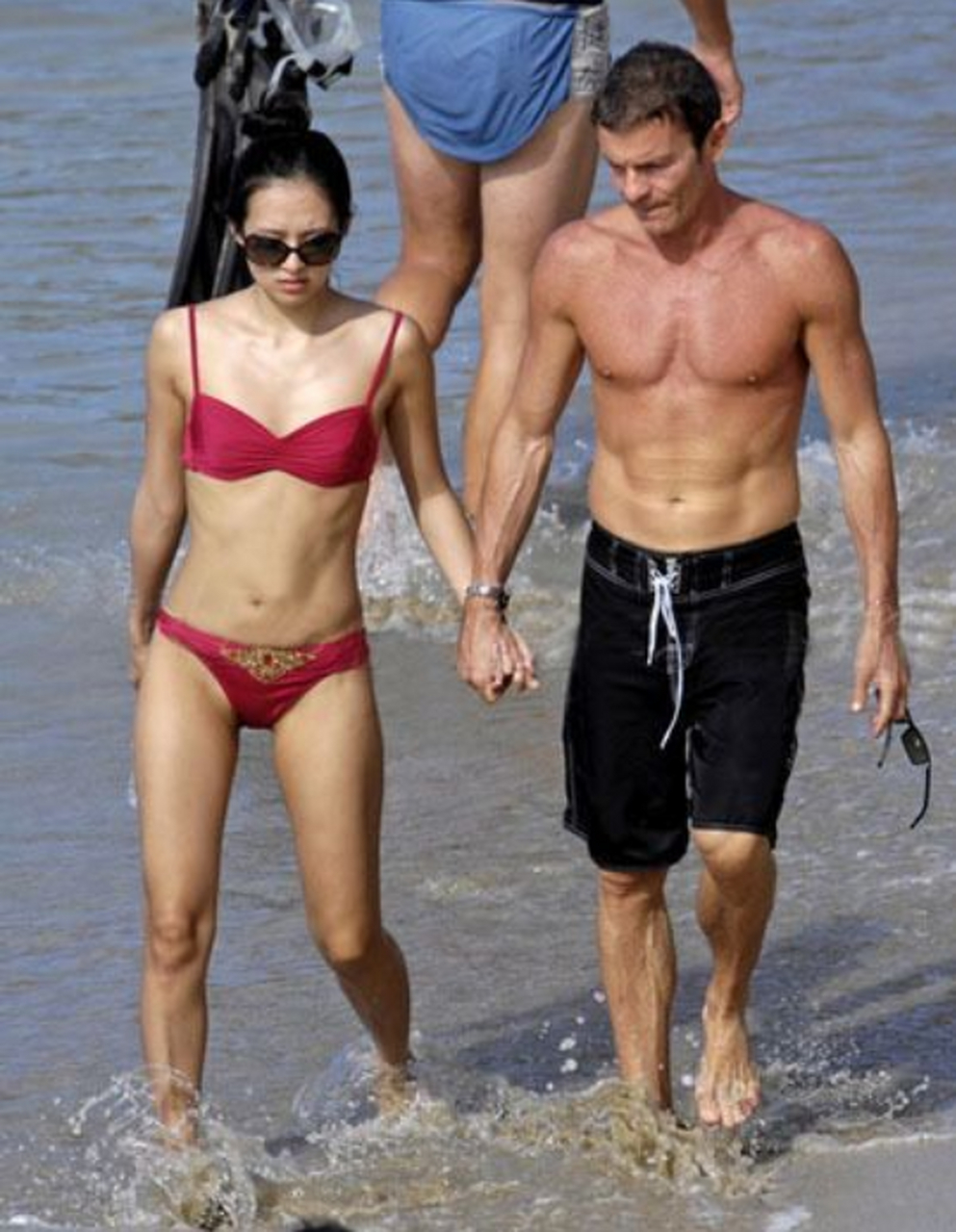 2009年1月,章子怡和当时的以色列富商男友vivi在一个小岛度假,在沙滩