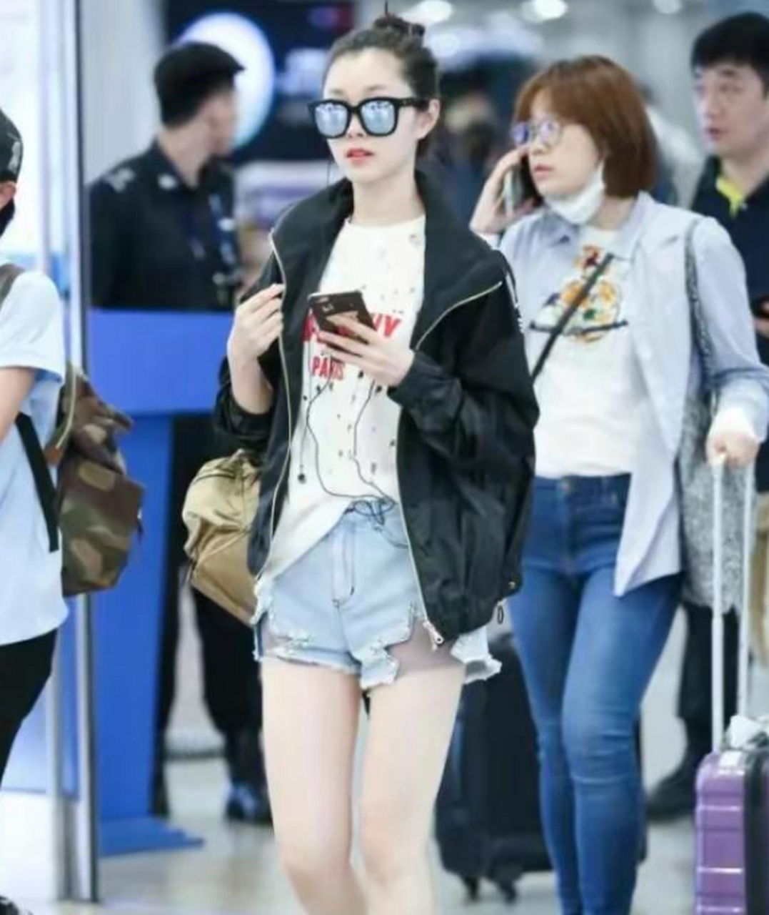 网友:宋轶穿残缺不全的牛仔短裤,白嫩而又迷人的美腿,让人刮目相看!