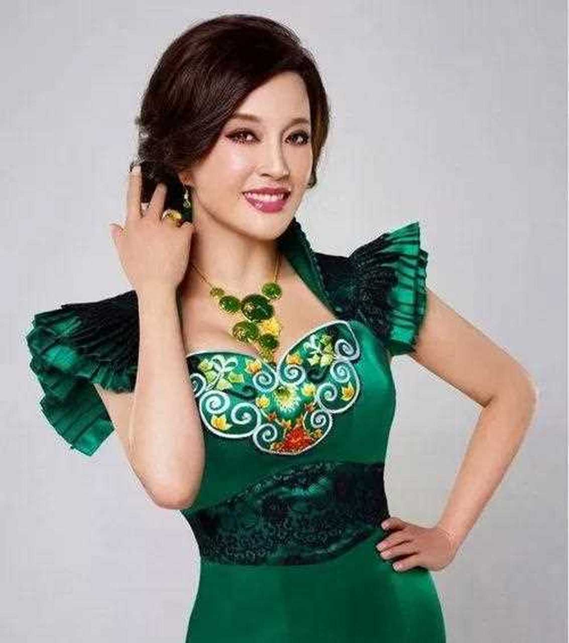 刘晓庆的翡翠首饰图片大全(刘晓庆的翡翠首饰图片大全集) 第1张