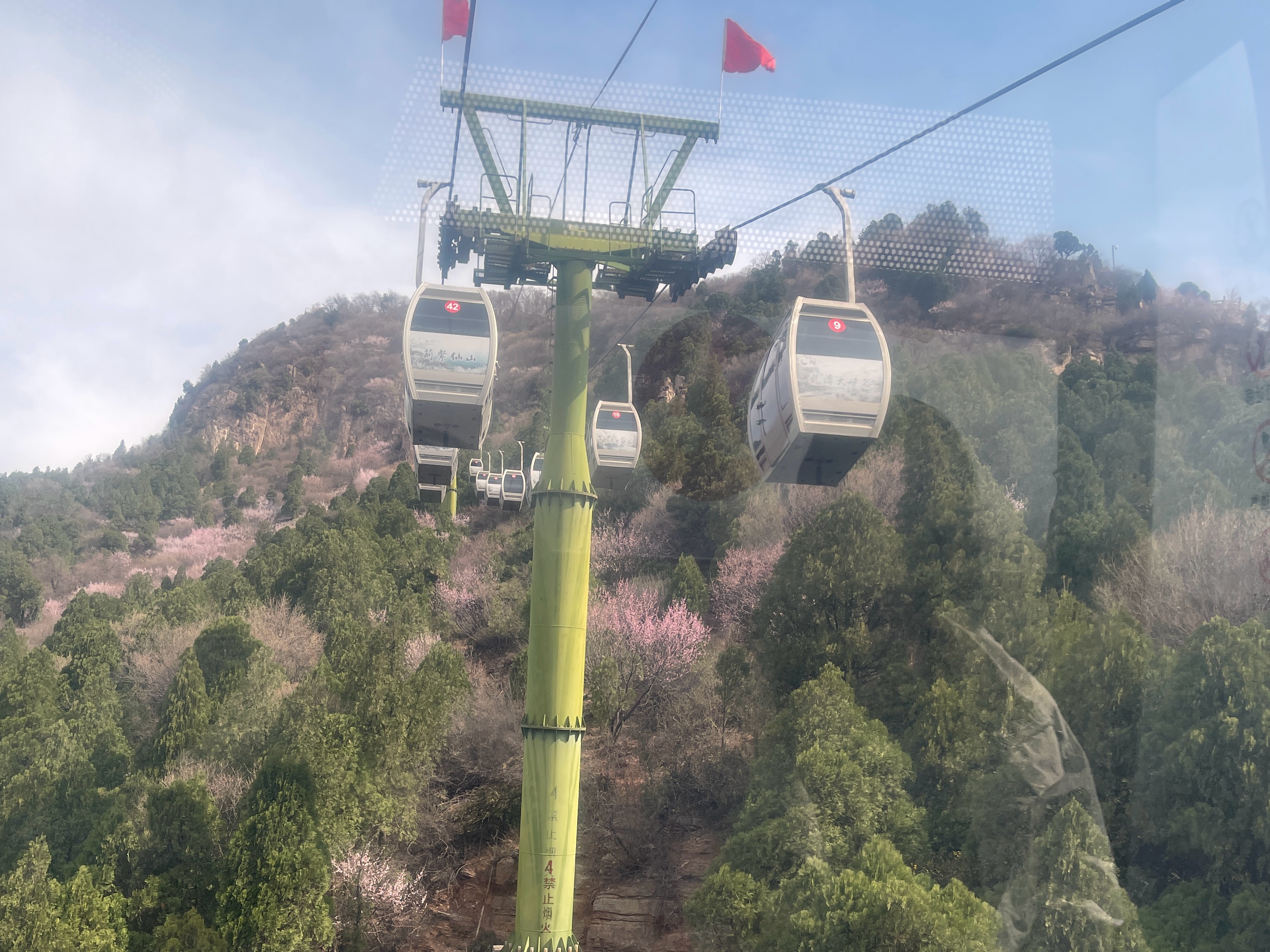 荆紫山景区位于新安县石井镇境内,是一座道教名山,有天坛,铸鼎原等