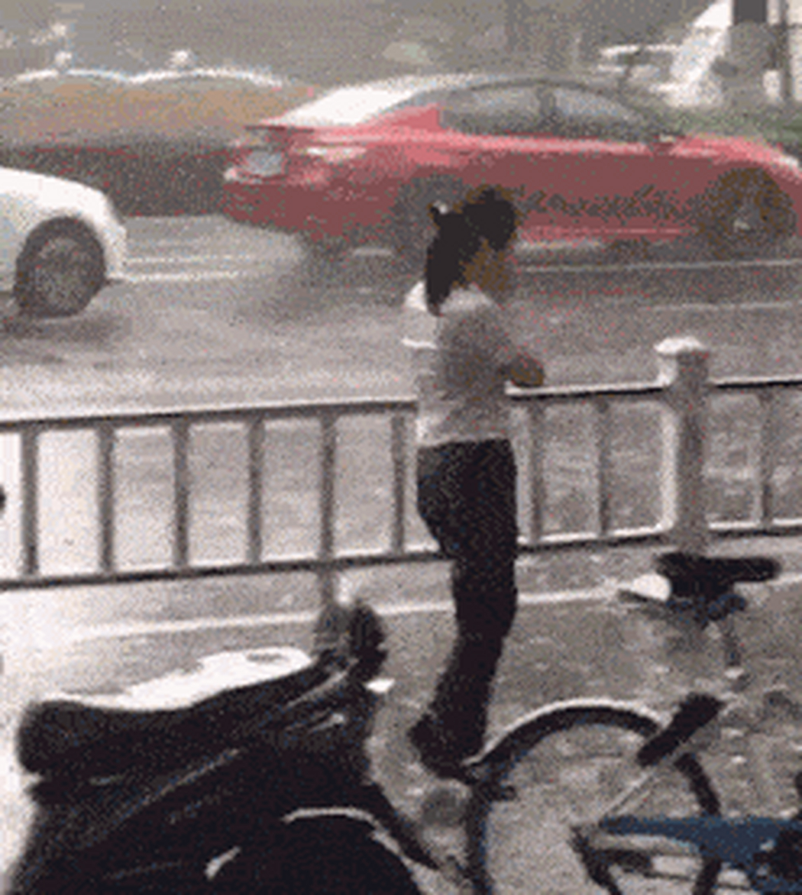 搞笑gif动图:第三张 到底发生了什么,才让她在大雨中不躲不避呢