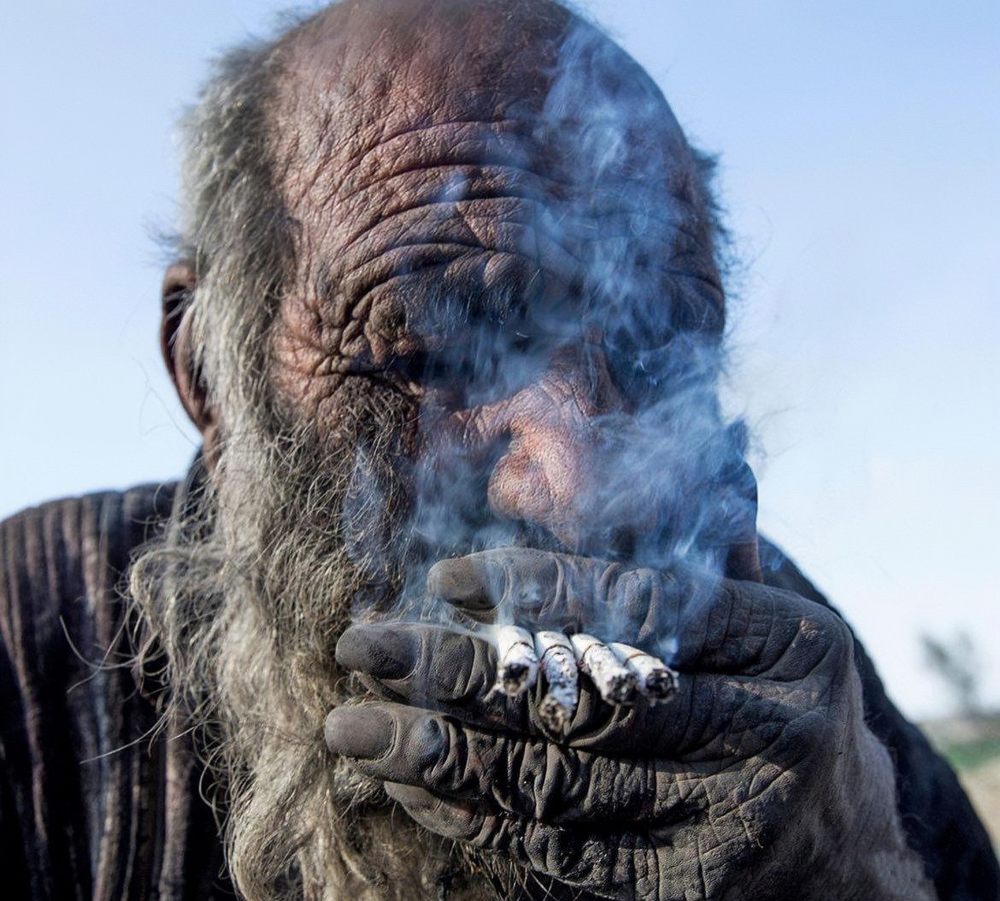 年轻时,用情至深的大爷经历了一些打击,自此一直过着隐居生活.