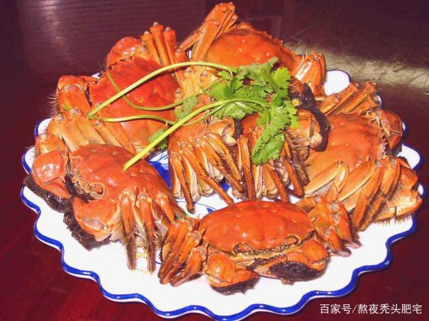 上了一盘螃蟹,员工的一桌比领导的一桌螃蟹大了一些,领导不高兴了.