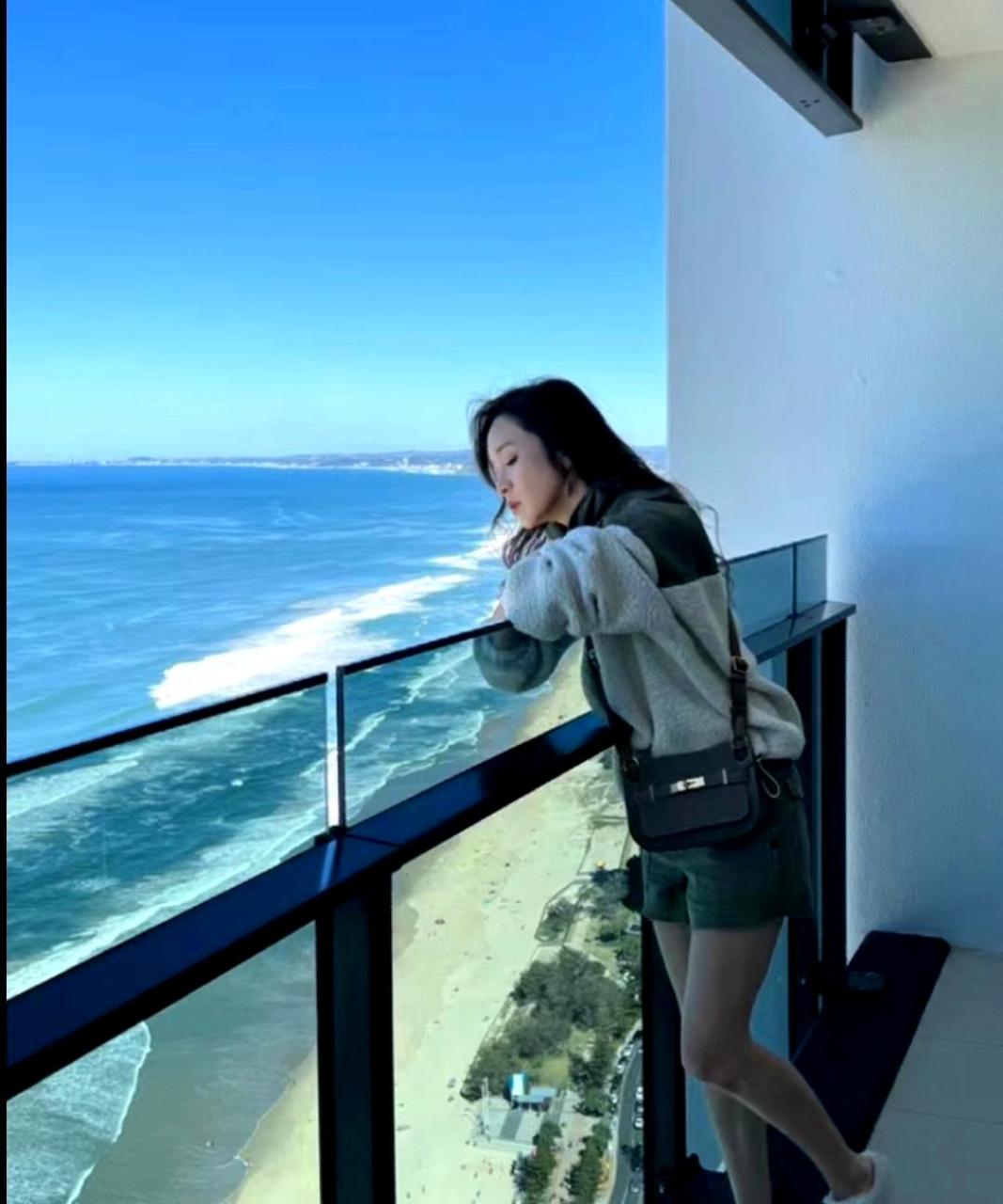 侯佩岑在海景房度假,身穿香奈儿衣服,拎着爱马仕包包,尽情享受奢华